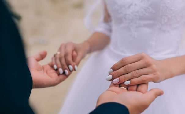 老公出轨 婚姻挽回不回来怎么做  不要再苦苦哀