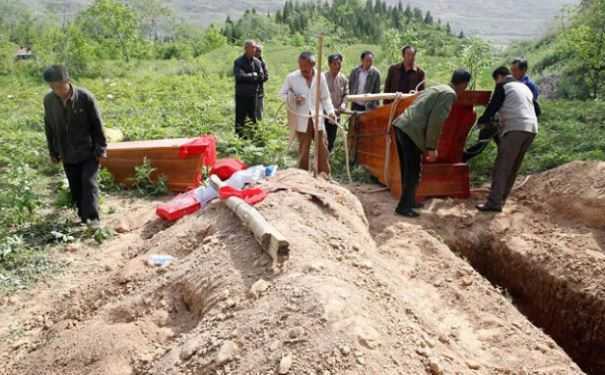 造葬择吉日有诸多讲究 少一步都不行